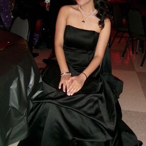 Strapless David’s bridal dress